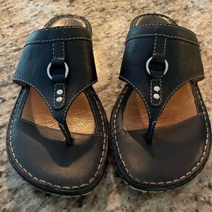 Born leather thong sandals size 10.